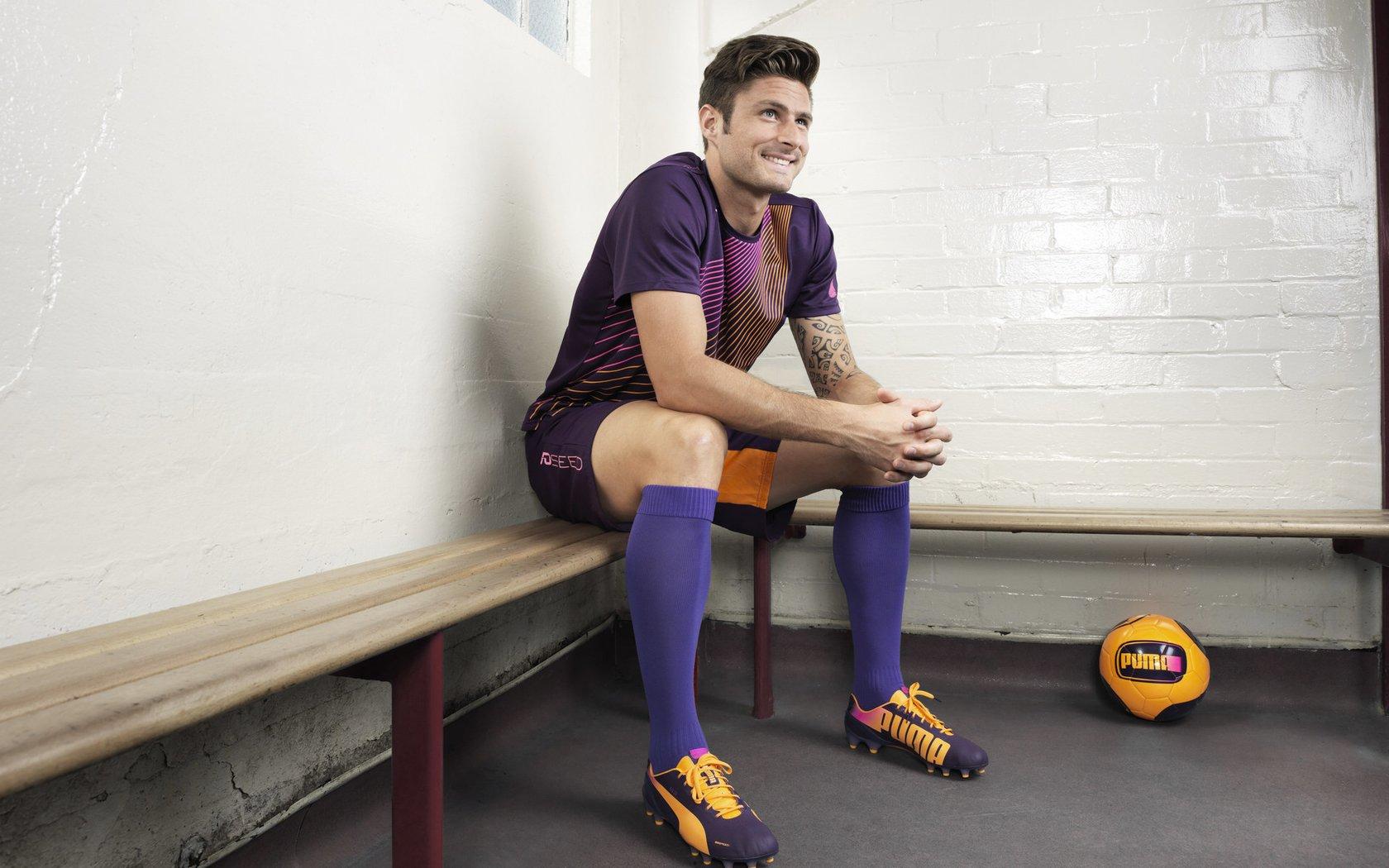 六豪门暗战曼联新核！邮报曝那不勒斯、热刺争抢梅努，红魔紧急启动续约计划